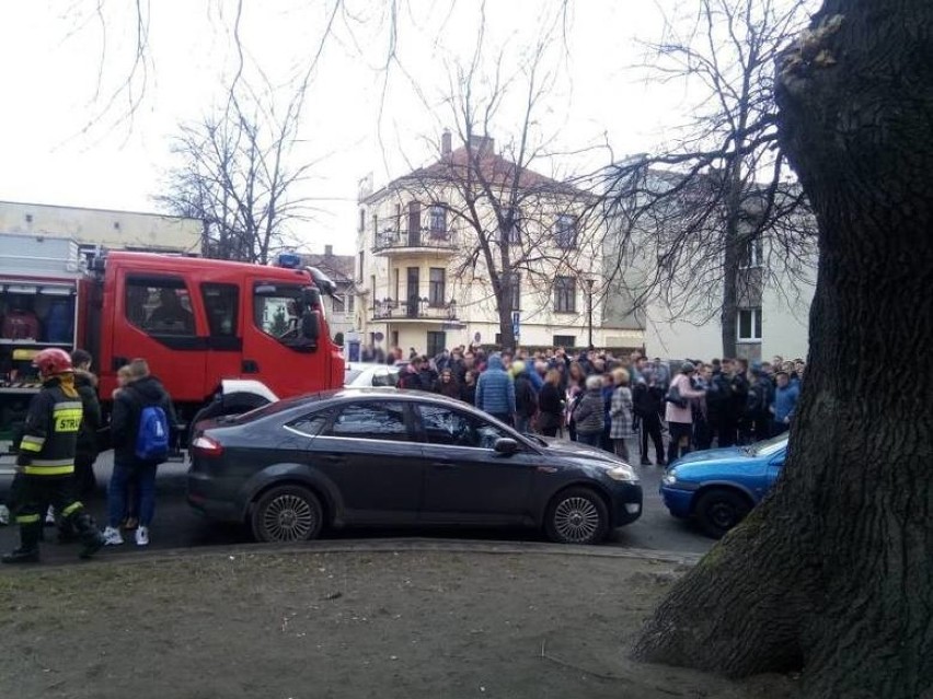 18-latkowi, który rozpylił w sądeckiej szkole gaz, grozi do...