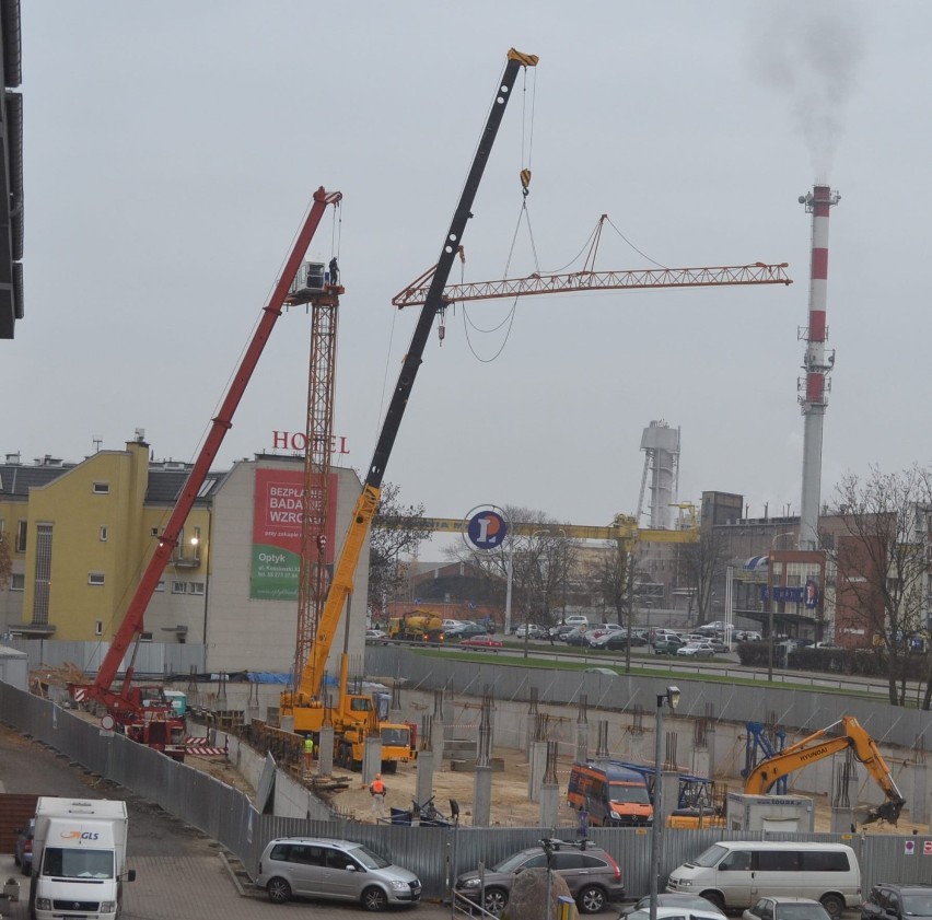 Tak powstawały żurawie wieżowe na placu budowy galerii handlowej Dekada w Malborku