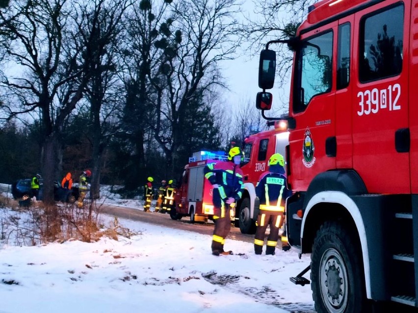 Wypadek w Czerniewie (gm. Trąbki Wlk. p. gdański). Na miejscu pracowali strażacy i karetka pogotowia