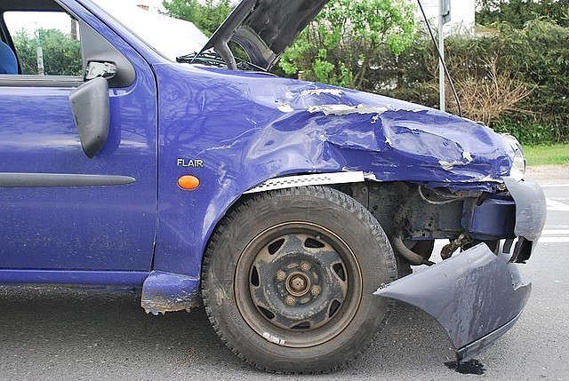 Wypadek w Ustrzykach Dolnych. 82-latek uderzył motorowerem w forda [zdjęcia]