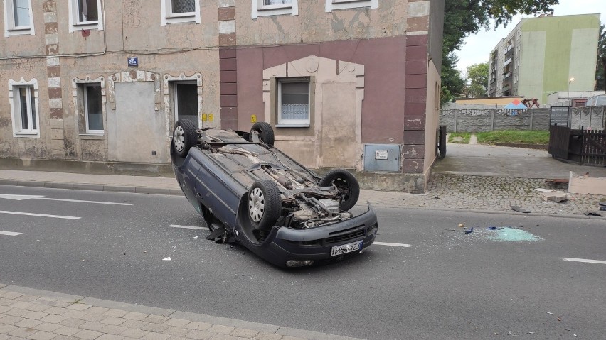 Wypadek na ulicy Żagańskiej w Żarach. Samochód uderzył w...