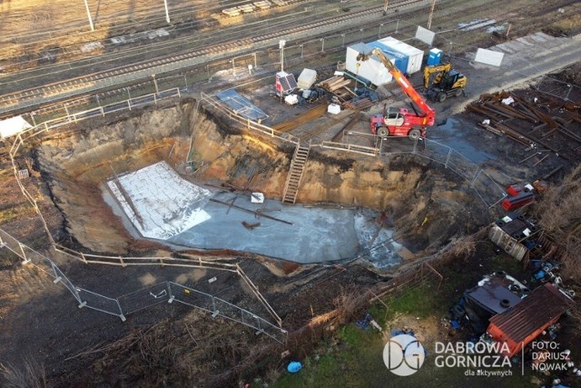 Tak powstaje kolejny tunel pod linią kolejową w Dąbrowie Górniczej Strzemieszycach

Zobacz kolejne zdjęcia/plansze. Przesuwaj zdjęcia w prawo naciśnij strzałkę lub przycisk NASTĘPNE