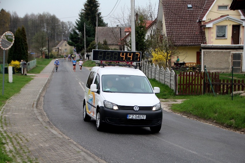 Biegacze na trasie Półmaratonu Przytok 2016.