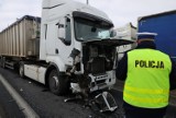 Zderzenie samochodu ciężarowego i osobowego pod Piotrkowem w kierunku na Bełchatów