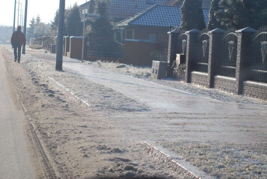 Zima w Jarocinie: Ślizgawka na ulicach i chodnikach