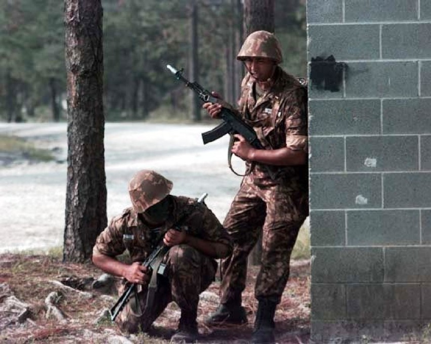 Uzbeccy żołnierze w 1996 r....