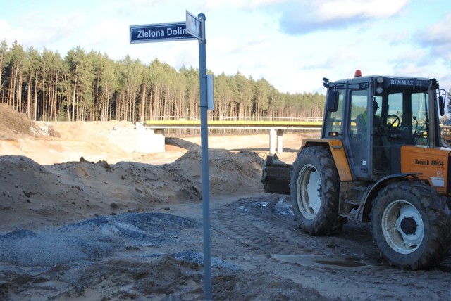 Tomasz Okoński, rzecznik prasowy oddziału GDDKiA zapowiadał jesienią, "że  od 15 grudnia do połowy marca na budowie drogi ekspresowej S-5 (obwodnicy Bydgoszczy) będzie tzw. przerwa zimowa. 

Ale wykonawcy wszystkich siedmiu  odcinków budowanej S-5, dzięki sprzyjającym warunkom atmosferycznym, kontynuują roboty. Tomasz Okoński  informuje, że m.in. w budowie są nasypy i wykopy, wymiana gruntu, stabilizacja podłoża, układanie warstw nawierzchni. Trwają także prace na obiektach inżynierskich (mostach, wiaduktach, górnych przejściach dla zwierząt) wyburzane są obiekty, w miejscu których powstać ma droga ekspresowa S5. Trwają też prace w branżach melioracyjnej, telekomunikacyjnej, gazowej, elektroenergetycznej i wodno-kanalizacyjnej. Dzięki temu zmniejszą się opóźnienia na budowie. 



Emerytury dla matek. Sprawdź, o co w tym chodzi!

