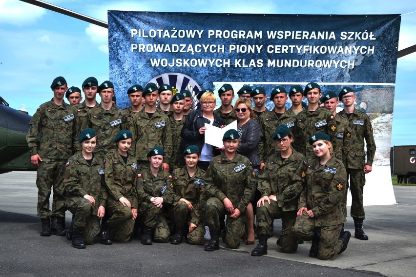 Zespół Szkół w Karsznicach odebrał certyfikat MON dla szkół mundurowych [zdjęcia]