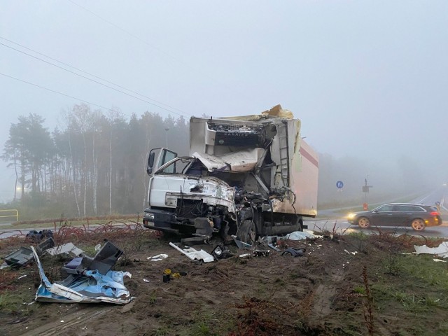 Na rondzie u zbiegu ulic Łódzkiej i Włocławskiej w Toruniu doszło w nocy (31 października) do tragicznego wypadku z udziałem dwóch pojazdów ciężarowych. Niestety, kierowca jednego z samochodów zmarł