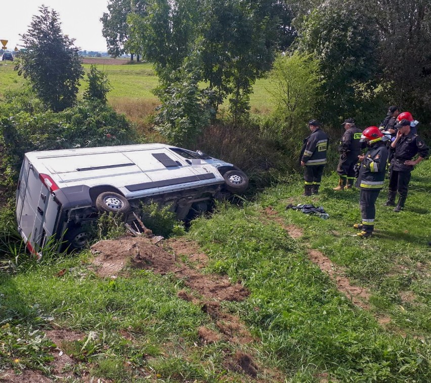 Wypadek w Gurczu. Stracił panowanie nad samochodem i wjechał do rowu [ZDJĘCIA]