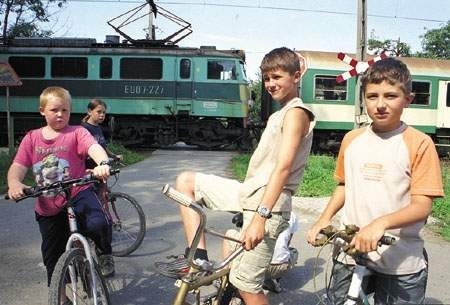 Sebastian Szczotka, Dominik Tyrlik i Filip Żołdak bardzo często przejeżdżają przez tory w Ciścu. Po zamontowaniu dzwonka i czerwonego światła w tym miejscu będzie bezpieczniej. Tomasz Wolff