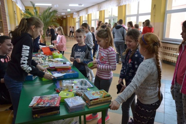 Zespół Placówek Oświatowych w Wielgiem, jak co roku, przyłączył się do lipnowskiego sztabu Wielkiej Orkiestry Świątecznej Pomocy. W piątek wszyscy zaangażowali się w dzieło Jurka Owsiaka. Była licytacja, a na holu pojawiło się mnóstwo stoisk z książkami, ciastami, pluszakami, malowaniem buziek. Na aukcję trafiły m.in. torty oraz miód i inne produkty pszczele. Wszystkim przyświecał ten sam cel – pomoc chorym. Zebrano kwotę 4327,72 zł.

Więcej w „Tygodniku Lipnowskim”.


Flesz - wypadki drogowe. Jak udzielić pierwszej pomocy?

