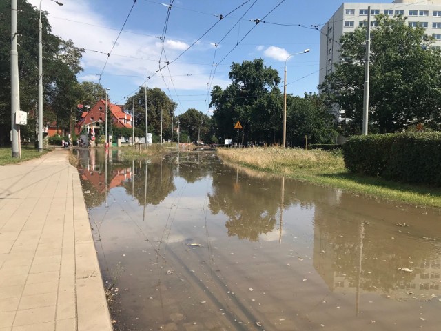 Nie jeżdżą tramwaje. Awaria wodociągowa przy zajezdni Dąbie