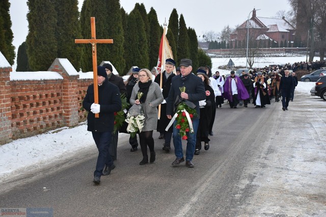 Tak w Rużu, gmina Zbójno, przebiegał pogrzeb Jana Polaka, wieloletniego dyrektora Teatru Impresaryjnego we Włocławku, 6 grudnia 2023 roku.