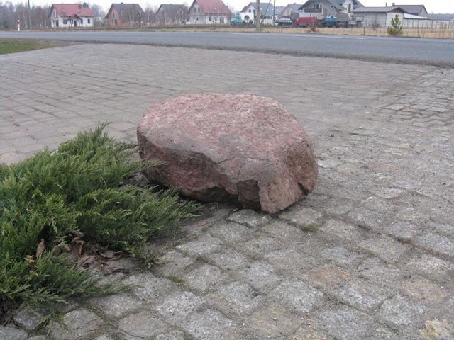 Ten sporej wielkości kamień znalazł się na drodze
