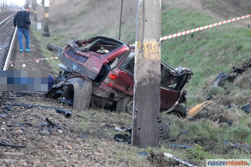 Śmiertelny wypadek. Samochód wjechał pod pociąg pośpieszny relacji Bydgoszcz - Lublin