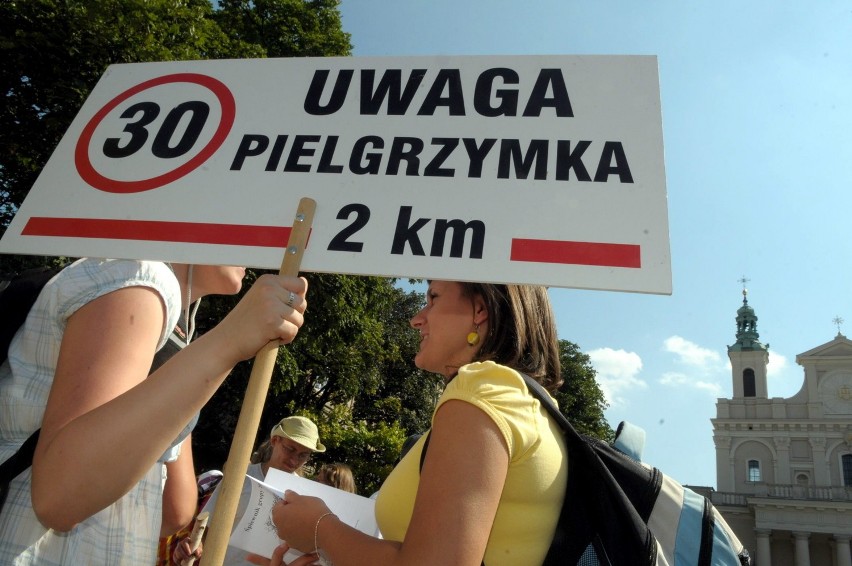 Lubelscy pielgrzymi wyruszyli do Częstochowy. Mają do przejścia 320 km (zdjęcia)