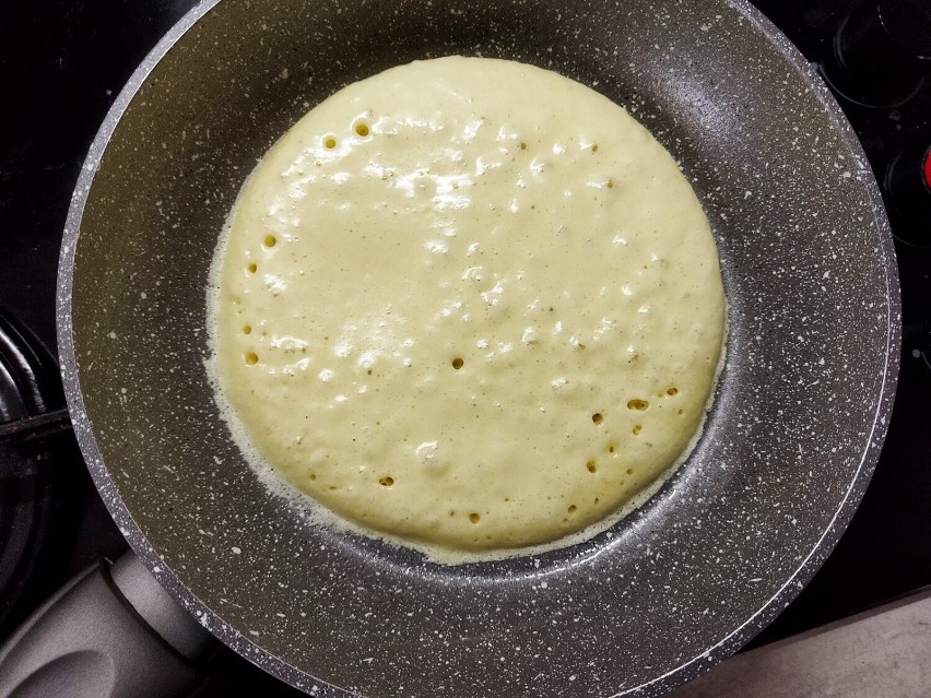 Pancakes należy smażyć  z obu stron na złoty kolor, na małej...