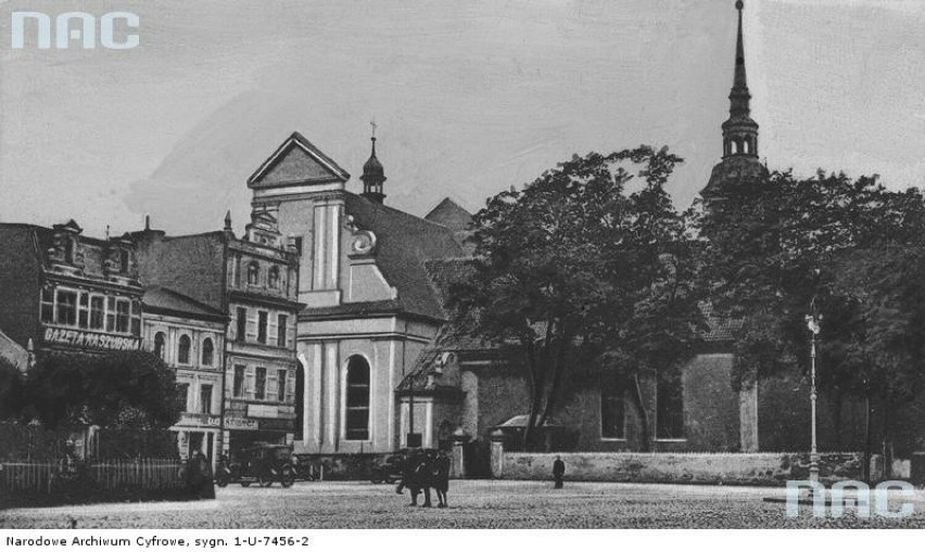 Fragment rynku w Wejherowie z widokiem na kościół farny....