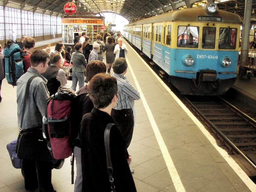 Koniec kultowych pociągów EN57 w Kolejach Śląskich. Przechodzą do historii