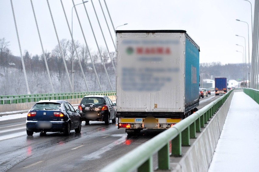 Ekstremalnie trudna jazda po Przemyślu i okolicy. Na drogach zalega lód [ZDJĘCIA]