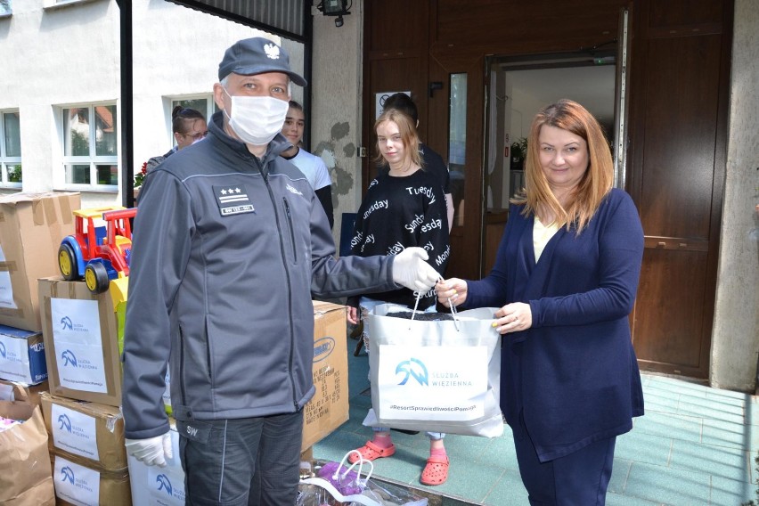 Funkcjonariusze z Garbalina wsparli Dom Dziecka w Grotnikach [FOTO]