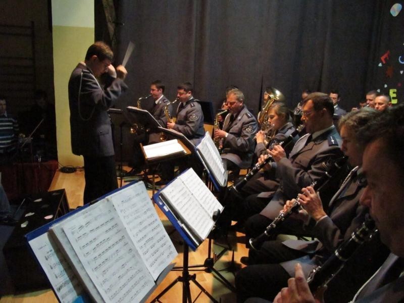Wałbrzych: Koncert Orkiestry Komendy Wojewódzkiej Policji we Wrocławiu w III LO (ZDJĘCIA)