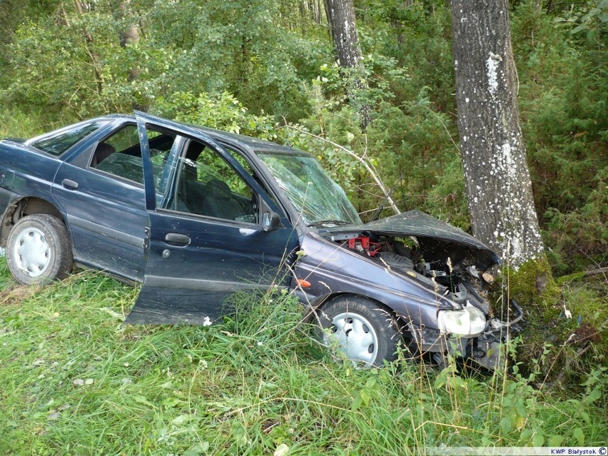 Ford uderzył w drzewo. Kierowca trafił do szpitala