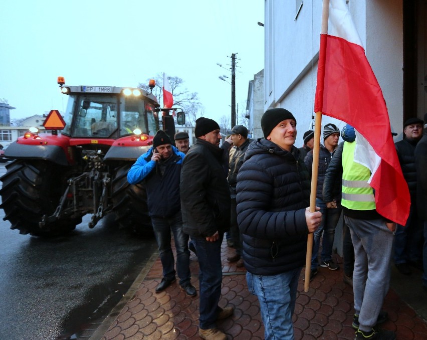 Blokada drogi w Przygłowie na drodze krajowej nr 12...