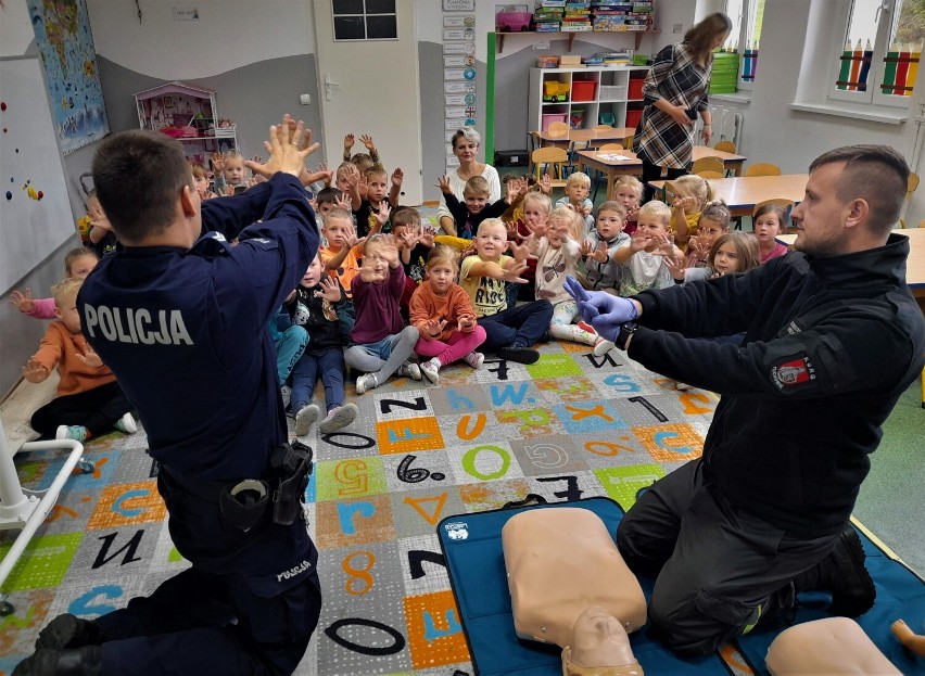 Lekcja ratownictwa dla dzieci w Niepublicznym Przedszkolu i Żłobku „Bolek i Lolek” w Udorpiu. Poprowadził ją strażak i policjant | ZDJĘCIA