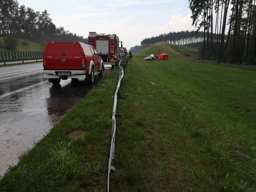 Powiat nowotomyski.Wypadek luksusowego Mercedesa na autostradzie A2 [ZDJĘCIA]