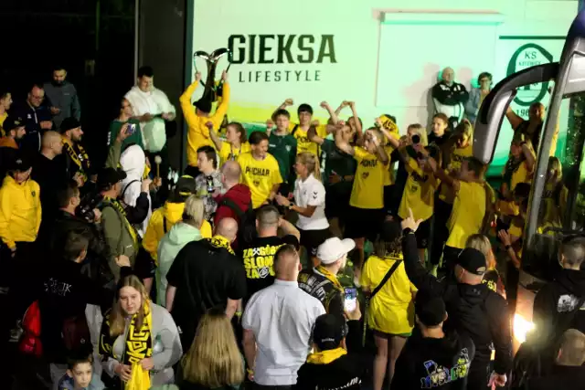 Kibice GKS Katowice zgotowali gorące powitanie drużynie swoich piłkarek, która wywalczyła Orlen Puchar Polski

  Zobacz kolejne zdjęcia. Przesuwaj zdjęcia w prawo - naciśnij strzałkę lub przycisk NASTĘPNE