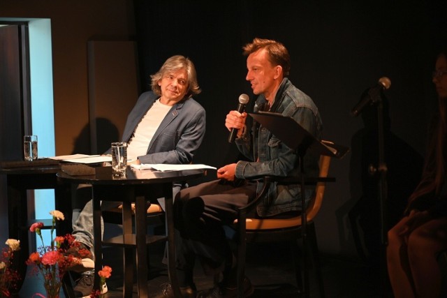 Filip Łobodziński i Modest Ruciński podczas czytania poezji Boba Dylana