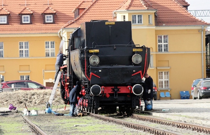 Zabytkowy parowóz w Legnicy jest ozdobą dworca kolejowego [ZDJĘCIA]