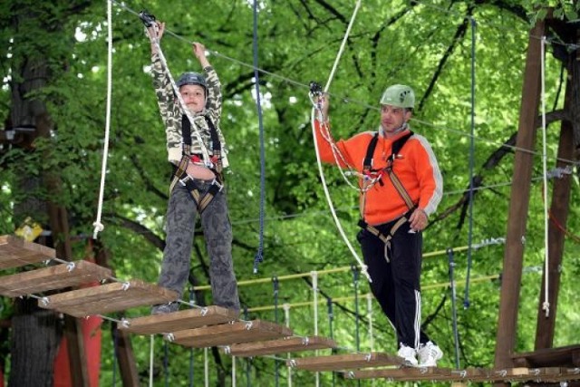 Park Linowy "Las Przygód" znajduje się w Zawoi, ok. 70 km od Krakowa.

Tyrolskie zjazdy, birmańskie mosty czy skok tarzana to tylko niektóre z atrakcji które można znaleźć w zawojskim parku linowym. To doskonały sposób na aktywne spędzenie czasu na łonie przyrody i u szczytu Babiej Góry, a przede wszystkim frajda dla całej rodziny!

Trasa dziecięca : 10 zł
Trasa średnia : 18 zł
Trasa wysoka : 22 zł