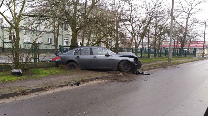Pijana kierująca BMW wjechała w ogrodzenie szkoły przy ulicy Planty we Włocławku [zdjęcia]