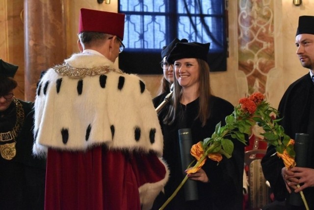 10 najlepszych uczelni we Wrocławiu w kolejności od 10 do 1. 
Sprawdźcie na kolejnych slajdach, przesuwając się strzałkami na klawiaturze, gestami lub myszką.