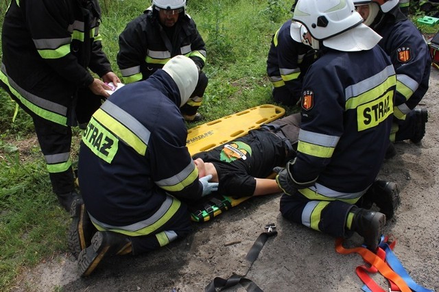 Ćwiczenia strażackie odbyły się na odcinku drogi powiatowej między Wojnowicami a Zglińcem.