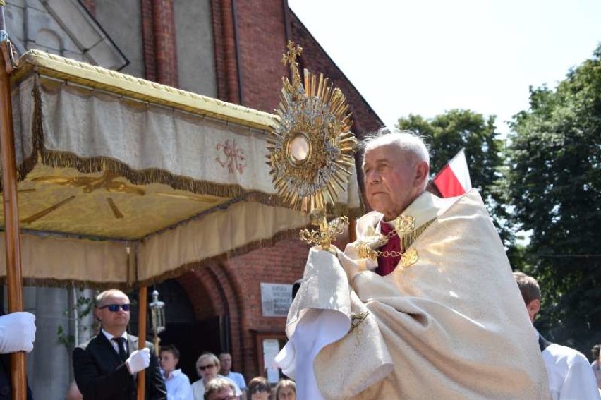 Procesja Bożego Ciała ulicami Ostrowa Wielkopolskiego