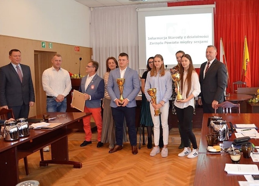 Maków Maz. Starosta Zbigniew Deptuła wyróżnił sportowców trenujących podnoszenie ciężarów z klubu LSSS Start 