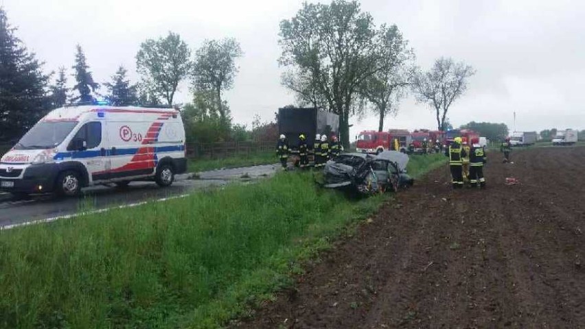 Wypadek z udziałem dwóch pojazdów w Pruścach. Droga jest zablokowana