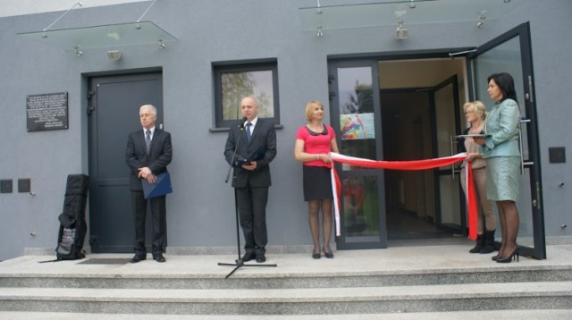 Otwarcie wyremontowanego pawilonu-hotelu w Kalwarii Zebrzydowskiej przez burmistrza Zbigniewa Stradomskiego, obok dyrektor Edward Szumara.