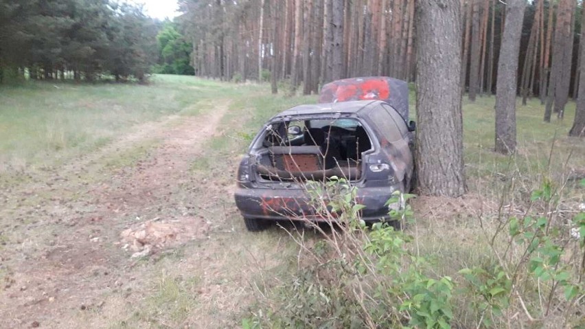 Kierowca uderzył samochodem w drzewo. Był pijany