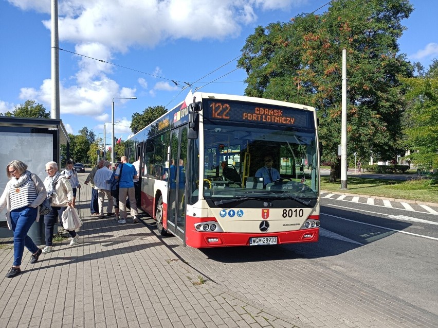 Sopot. W sobotę zmiana trasy autobusu 122. Naprawa jezdni Al. Niepodległości w okolicy przystanku SKM Kamienny Potok, 3.12.2022 r.