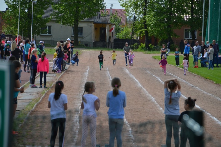 Biegali, skakali, rzucali. Majówka w Bojanowie rozpoczęła się na sportowo [FOTO]