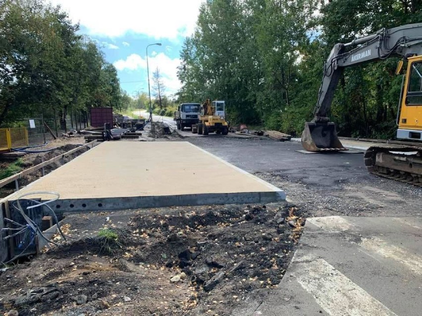 Remont mostu na Pijawniku w Jeleniej Górze trwa. Chodnik i droga rowerowa gotowe