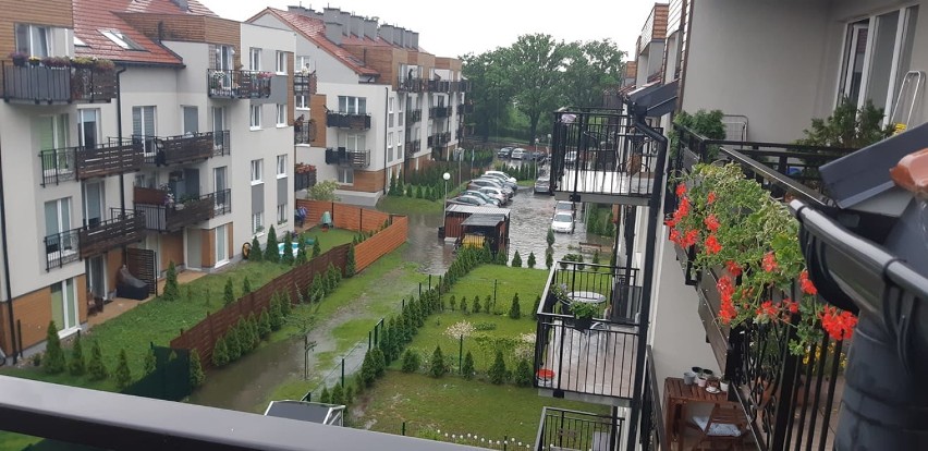 Ulewy we Wrocławiu. Zalane ulice, podziemne garaże, place [ZDJĘCIA INTERNAUTÓW]