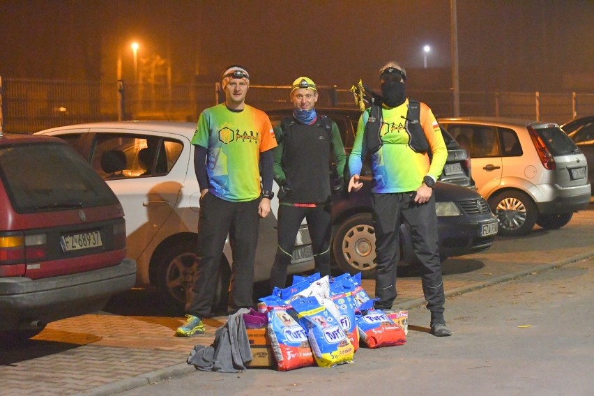Przez 24 godziny przebiegli 327 kilometrów. Ponad 60 osób biegało po Zielonym Lesie i zbierało karmę dla bezdomnych zwierząt