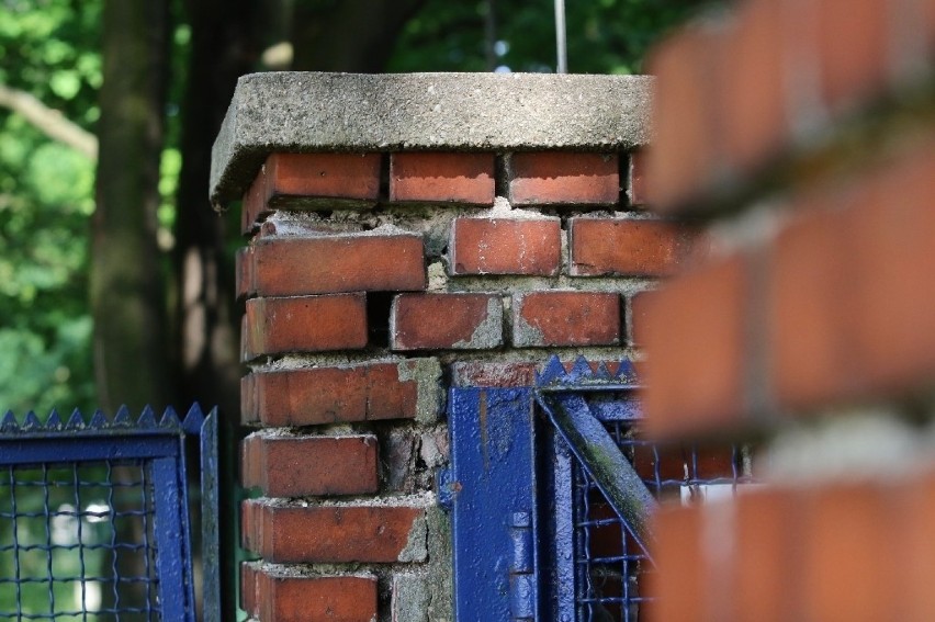 Stadion Olimpijski we Wrocławiu zaraz się rozleci! Zobacz, jak się sypie! (ZDJĘCIA) 