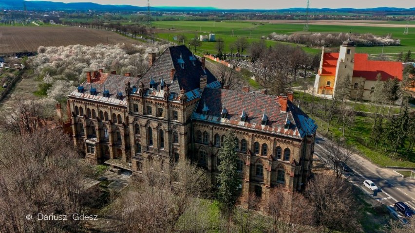 Opuszczony pałac w Mokrzeszowie.